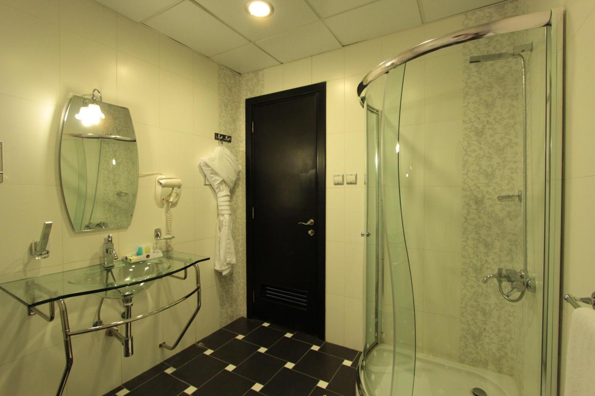 Awaliv International Hotel Ta'if Camera foto A shower cubicle