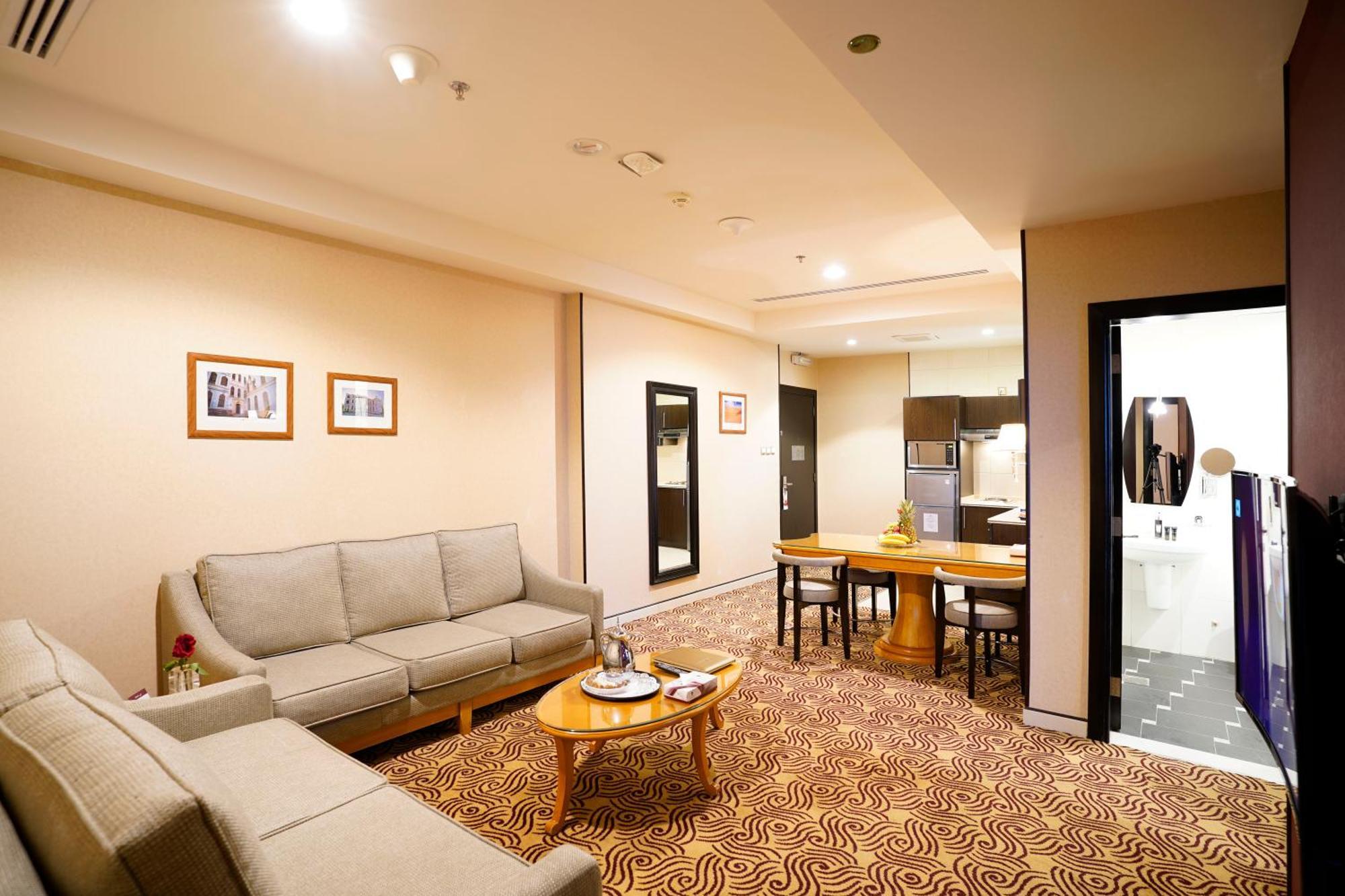 Awaliv International Hotel Ta'if Camera foto A suite at the hotel