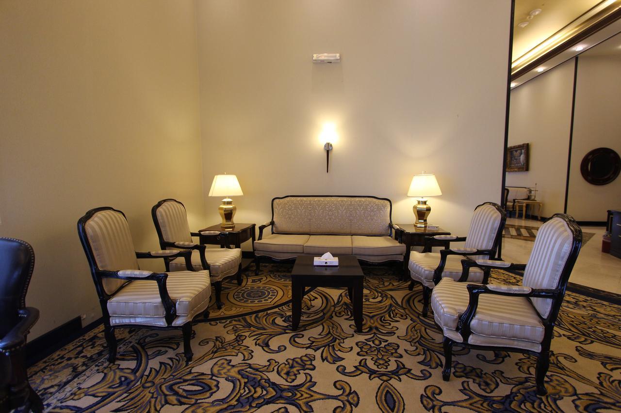 Awaliv International Hotel Ta'if Esterno foto A living room in the hotel