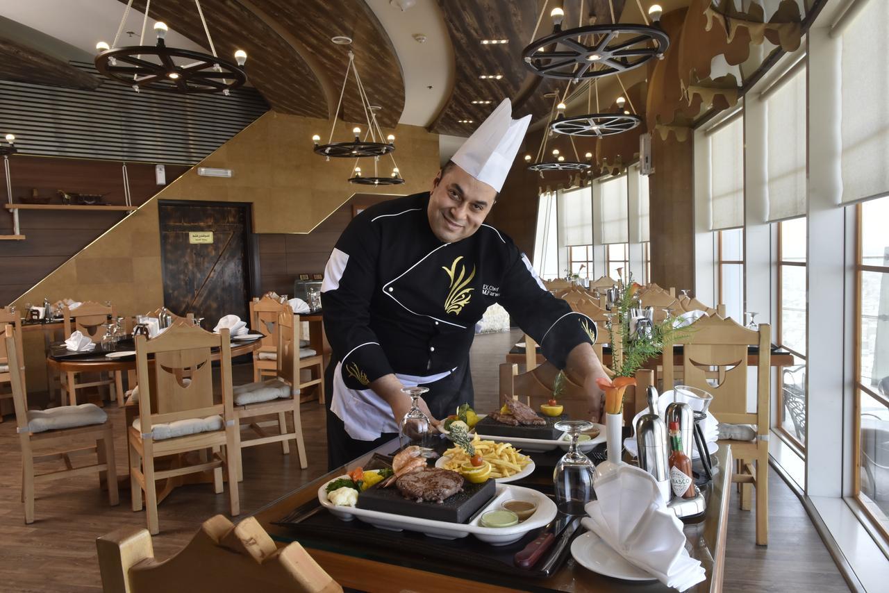 Awaliv International Hotel Ta'if Esterno foto A chef at work