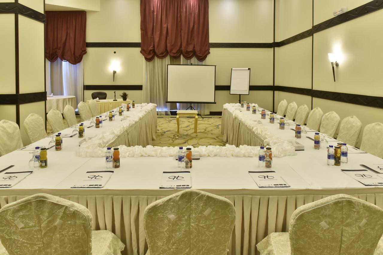 Awaliv International Hotel Ta'if Esterno foto U-shaped table layout