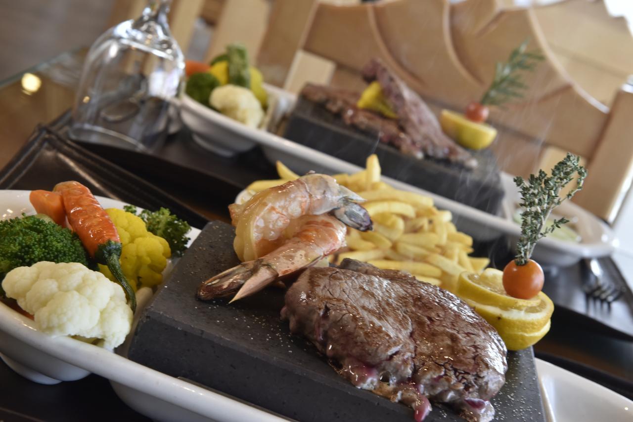 Awaliv International Hotel Ta'if Esterno foto A steak and shrimp dinner