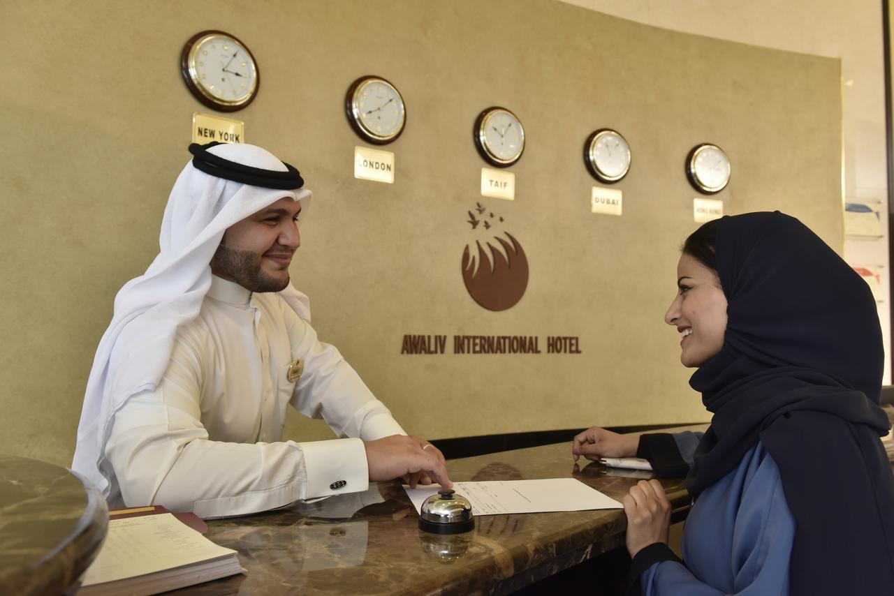 Awaliv International Hotel Ta'if Esterno foto A guest checking in at a hotel